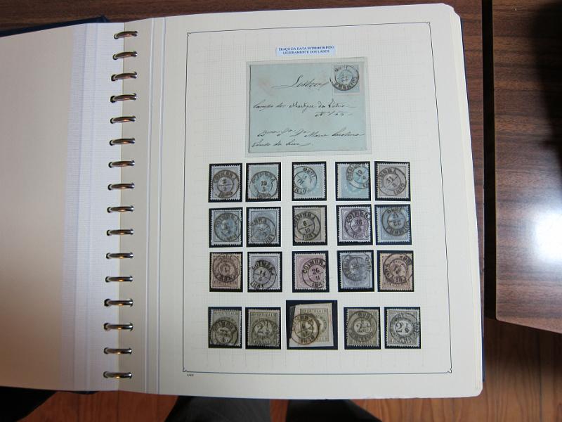 0019 (63).JPG -     Lote:    19      Marcofilia      Lotes Especiais       Descrição:         Portugal. Colecção especializada de carimbos de duplo círculo, tipo 1852, montada em 4 álbuns Lindner, com selos de diversas emissões e cartas, com estudo minucioso de cada marca. Lote a ver.         Lote       Valor Base:     &euro; 2.500,00     Valor Venda:     Retirado     